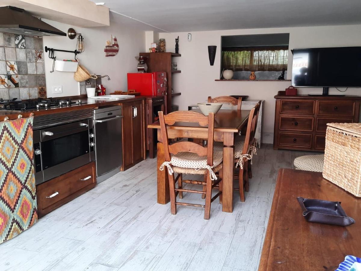 Un Apartamento Vacacional Con Detalles De Un Hogar 마리나데알자라프 외부 사진