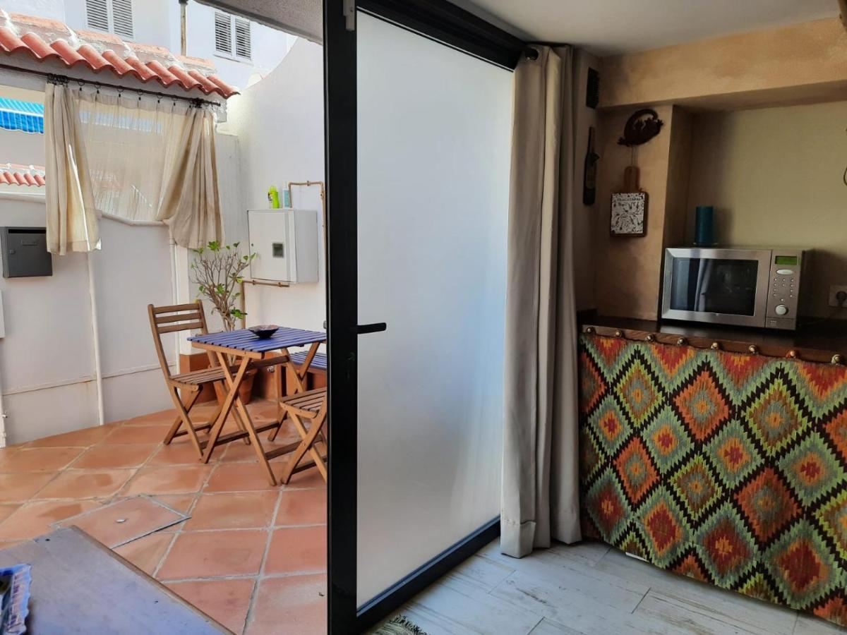 Un Apartamento Vacacional Con Detalles De Un Hogar 마리나데알자라프 외부 사진
