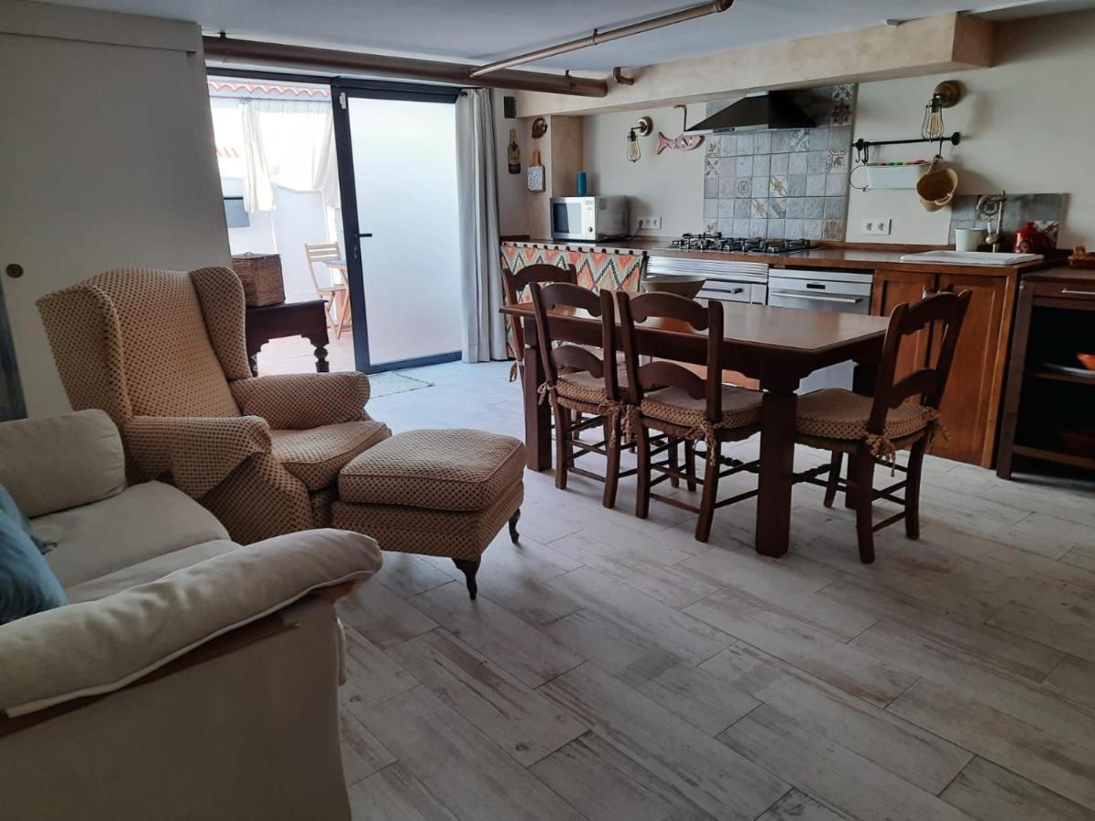 Un Apartamento Vacacional Con Detalles De Un Hogar 마리나데알자라프 외부 사진